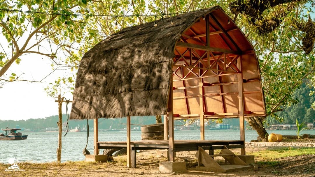 Saung kayu beratap rumbia di tepi pantai