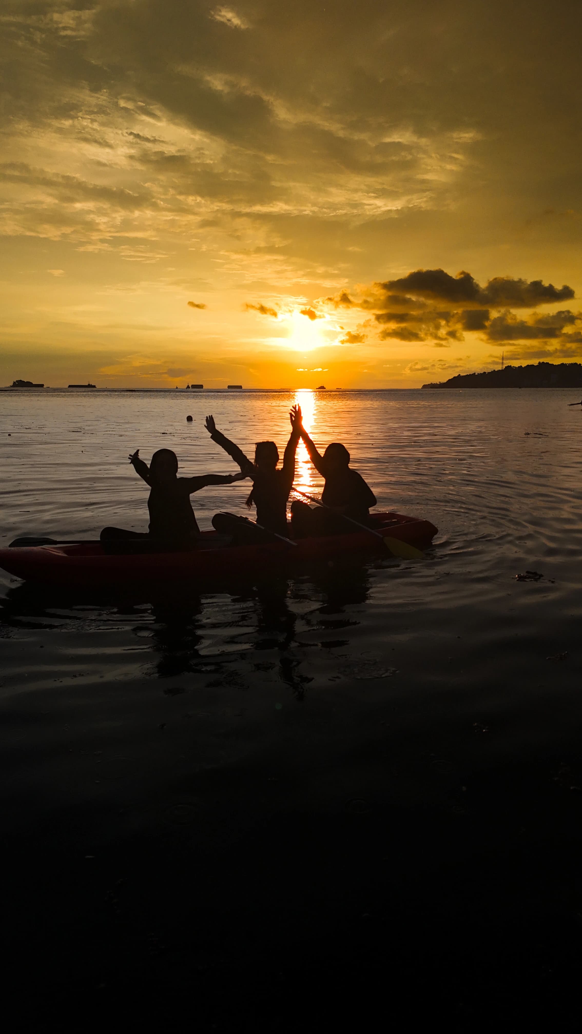 Sekelompok kayak mengangkat tangan di senja terakhir