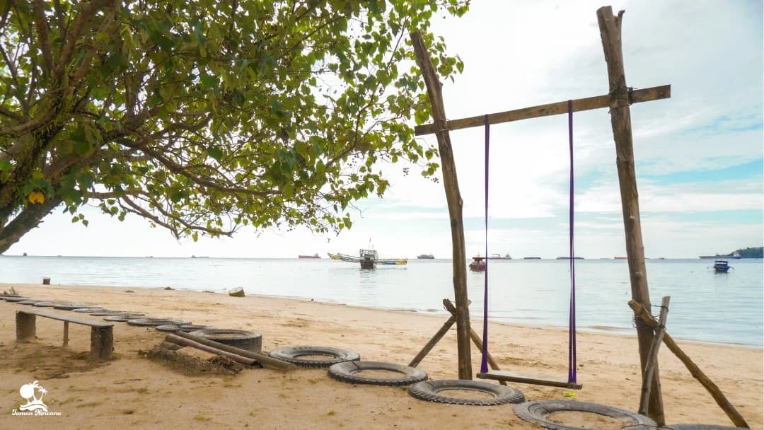 Ayunan dan perahu kecil di tepi pantai